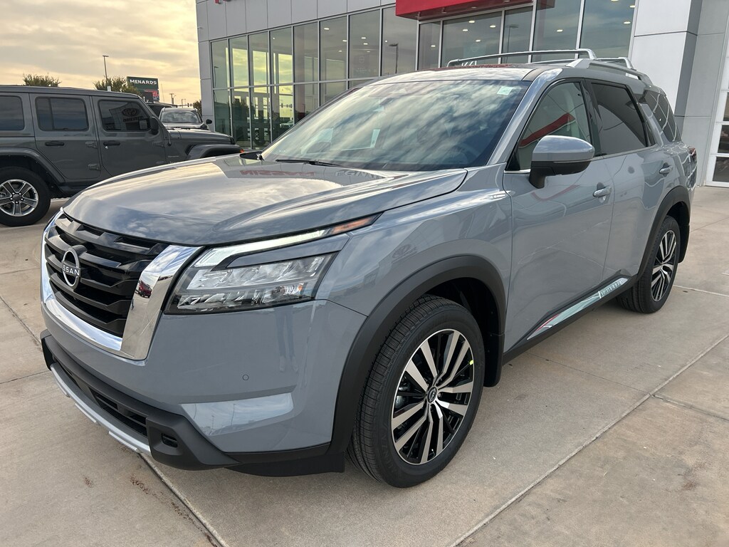 2025 Nissan Pathfinder Platinum photo 3