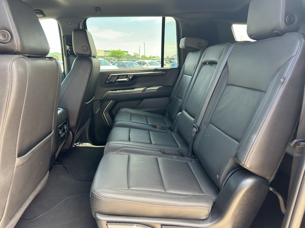 2025 Chevrolet Suburban Z71 - Photo 12