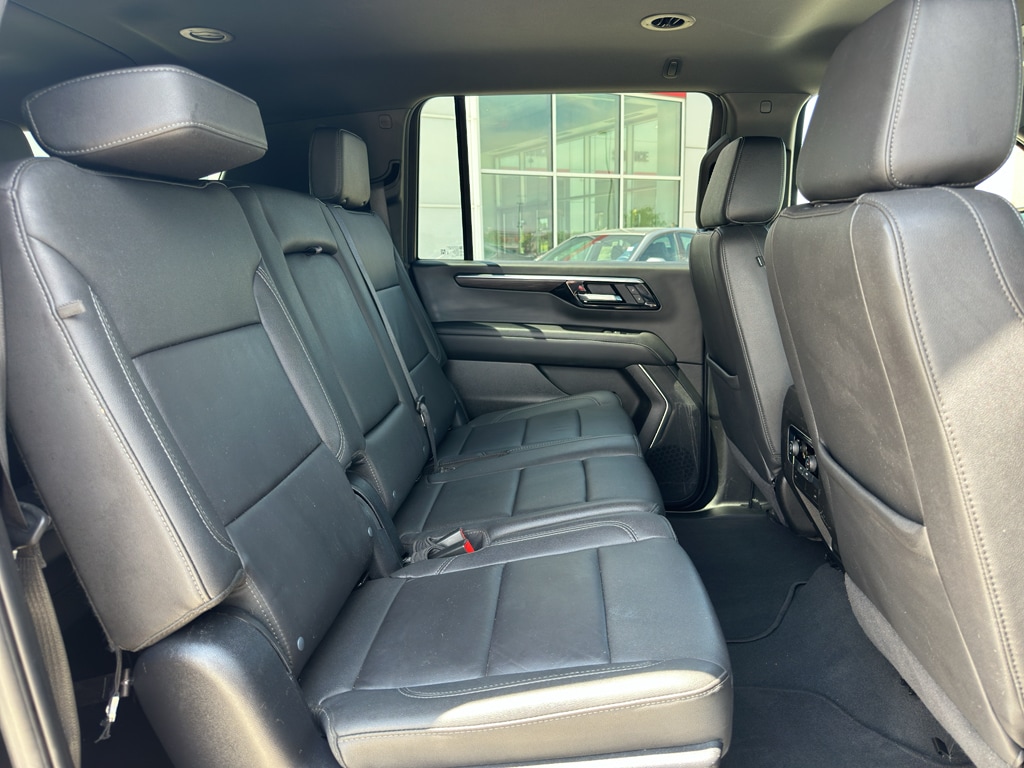 2025 Chevrolet Suburban Z71 - Photo 5