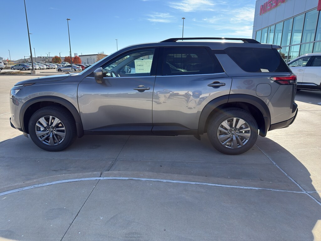 2025 Nissan Pathfinder SV photo 3
