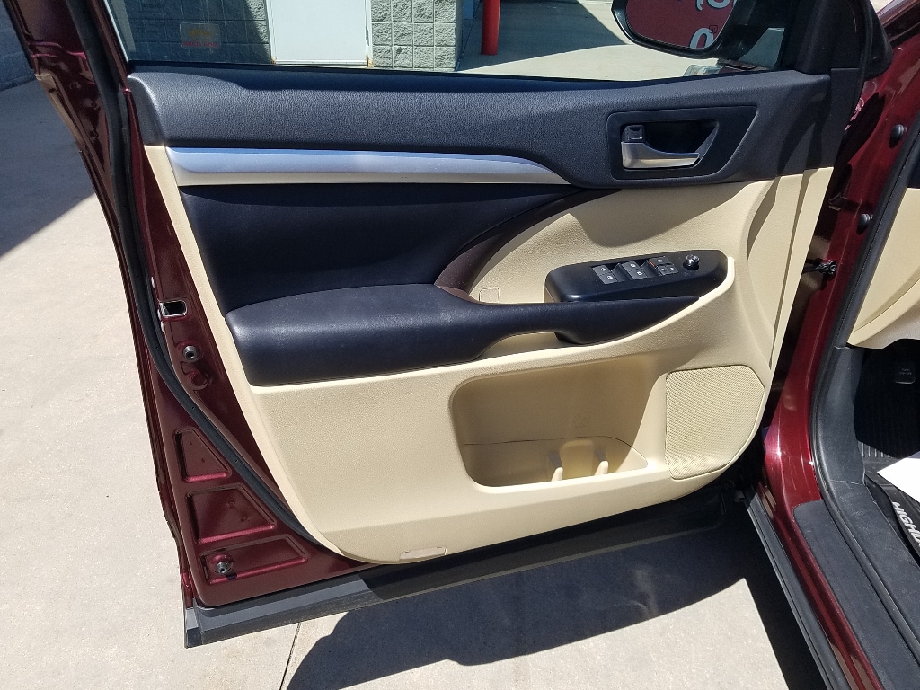 Used 2019 Toyota Highlander XLE with VIN 5TDJZRFH3KS722221 for sale in Kansas City