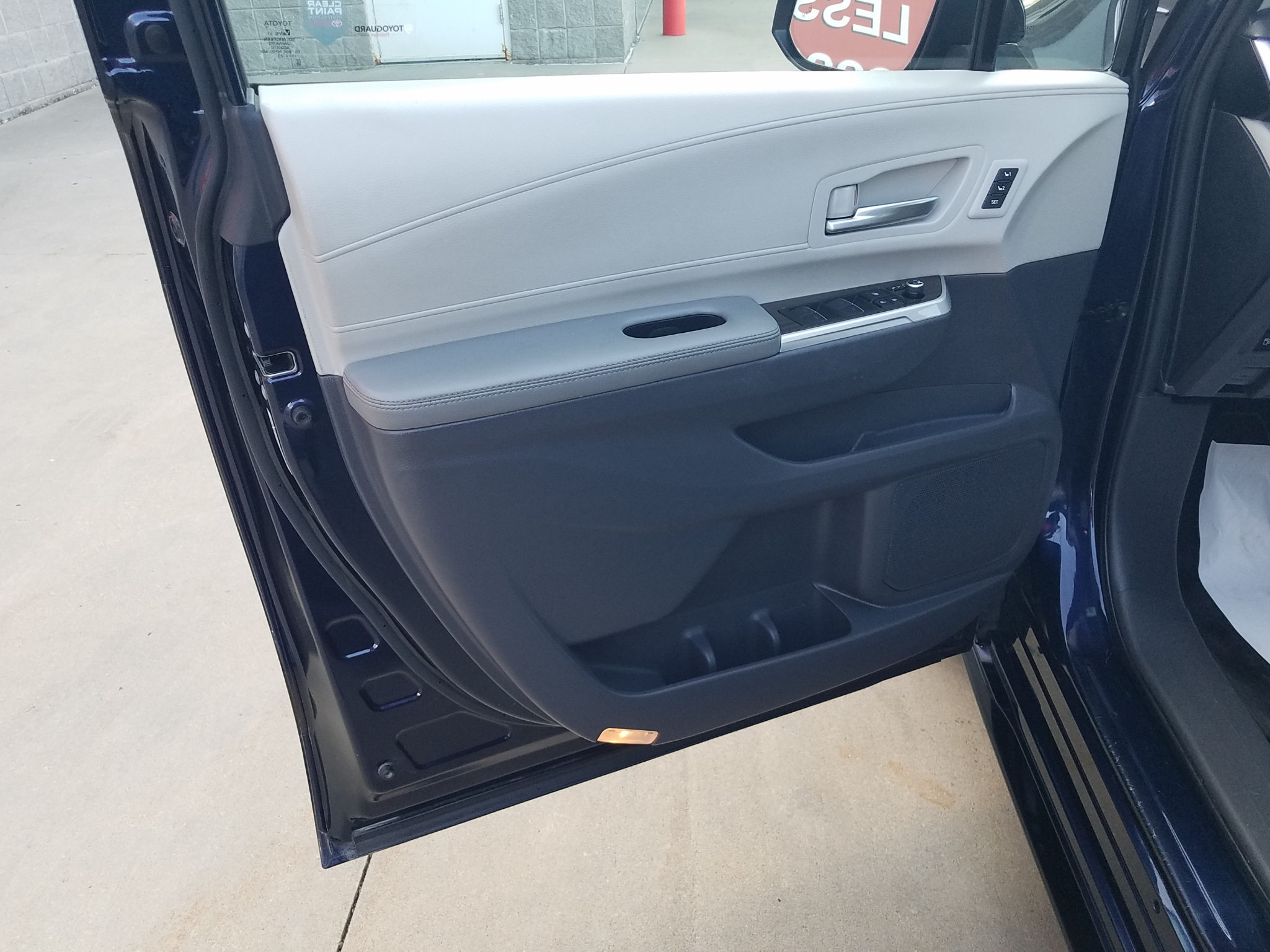 Used 2023 Toyota Sienna Limited with VIN 5TDZRKEC7PS159620 for sale in Kansas City