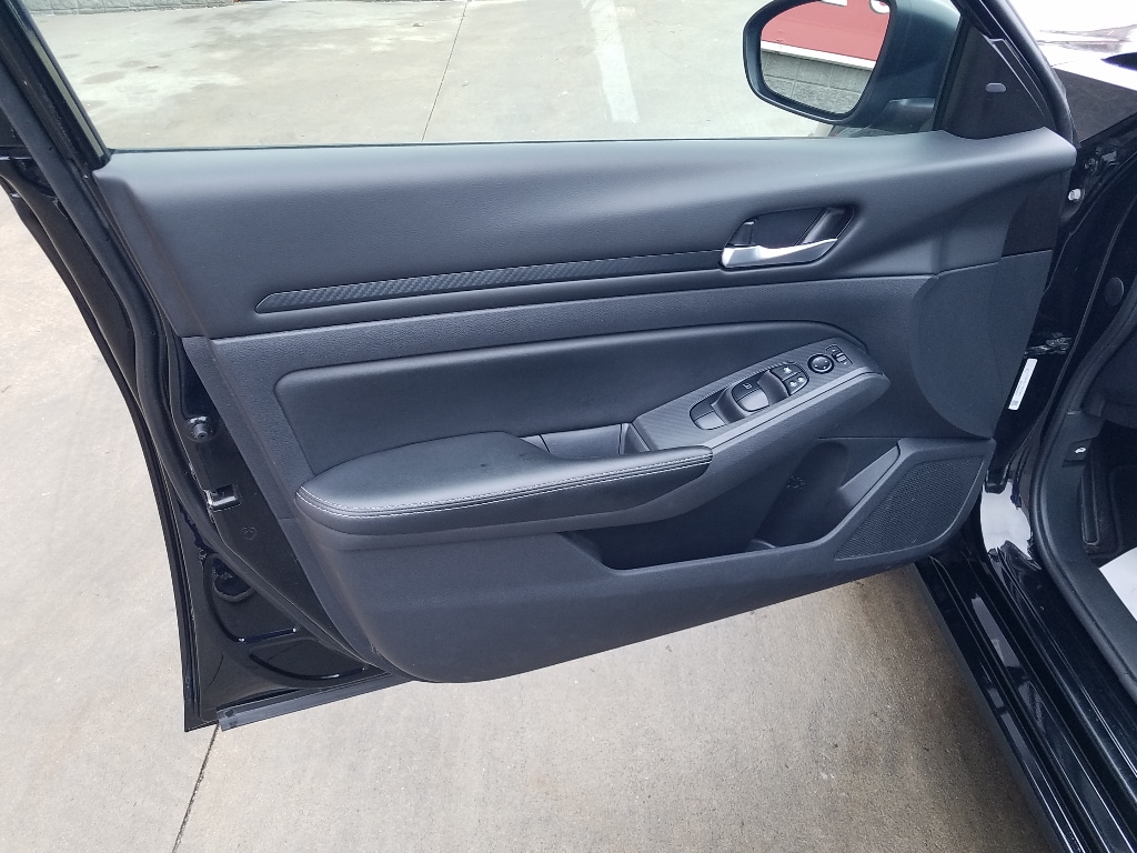 Used 2024 Nissan Altima SV with VIN 1N4BL4DV7RN386290 for sale in Kansas City