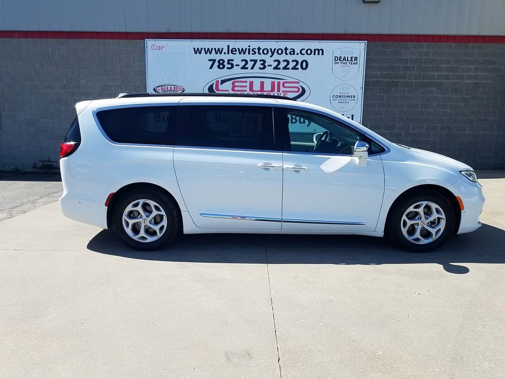 Used 2022 Chrysler Pacifica Limited with VIN 2C4RC1GG8NR170367 for sale in Kansas City
