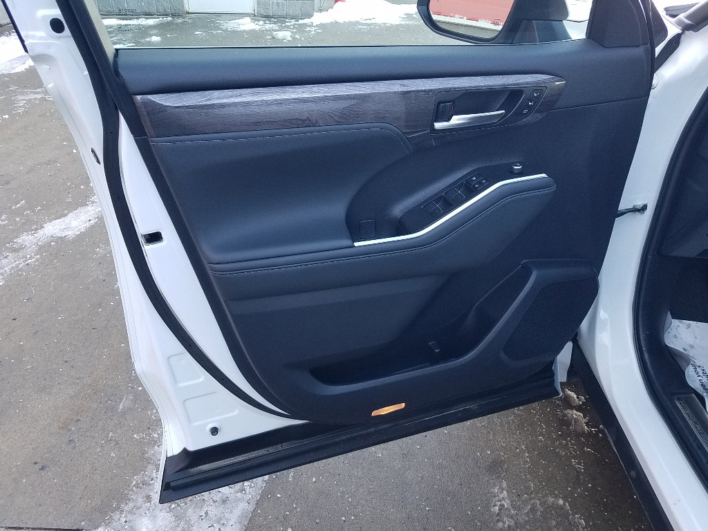 Certified 2022 Toyota Highlander Limited with VIN 5TDXBRCH3NS559884 for sale in Kansas City