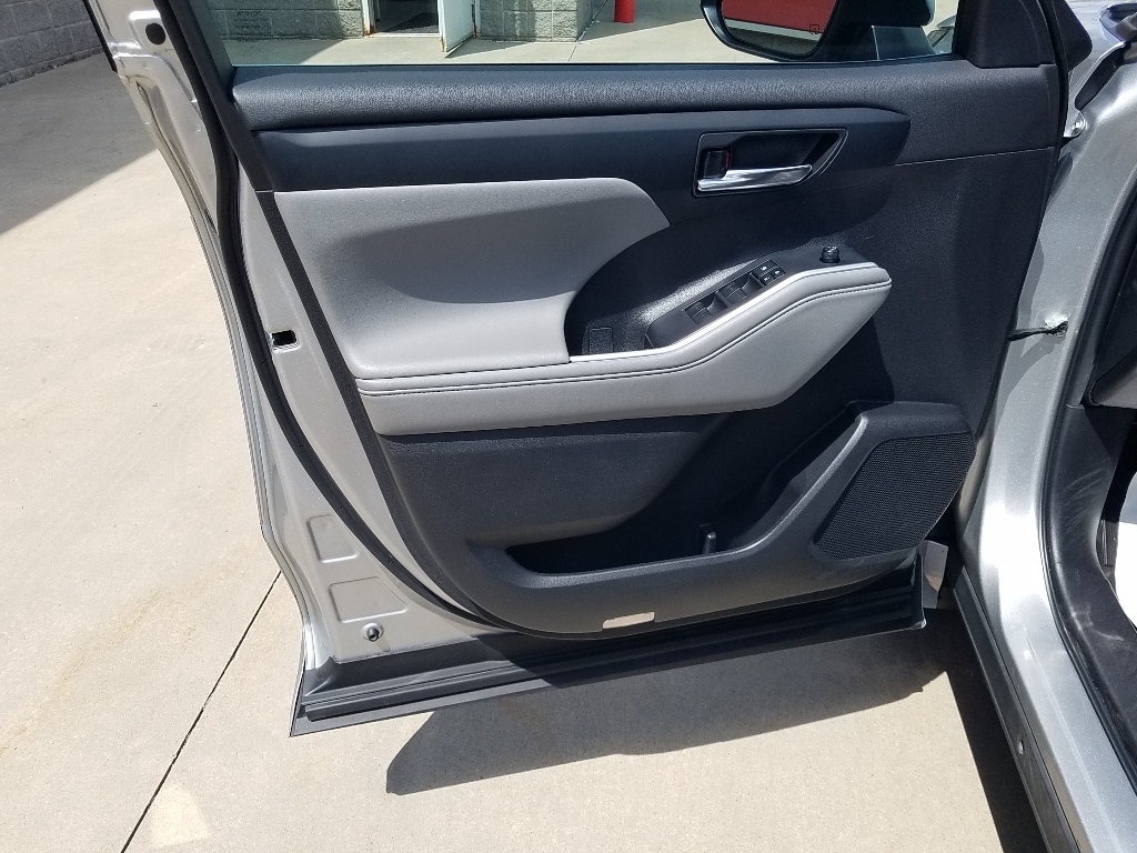 Used 2022 Toyota Highlander XLE with VIN 5TDGZRBH9NS583359 for sale in Kansas City