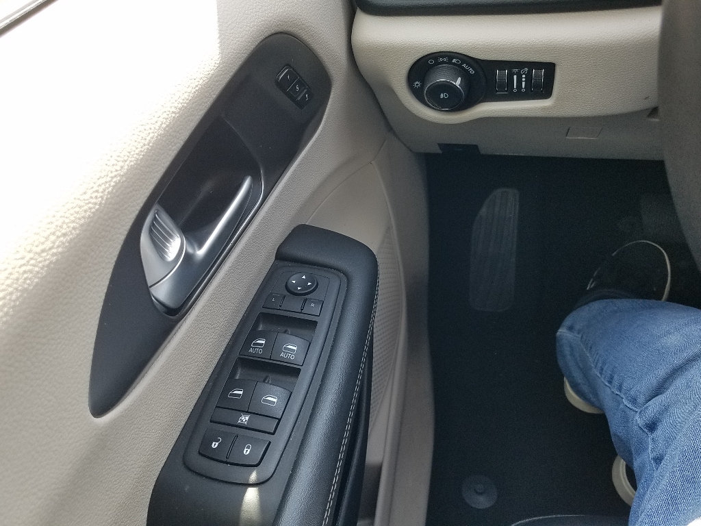 2024 Chrysler Pacifica Touring L - Photo 6