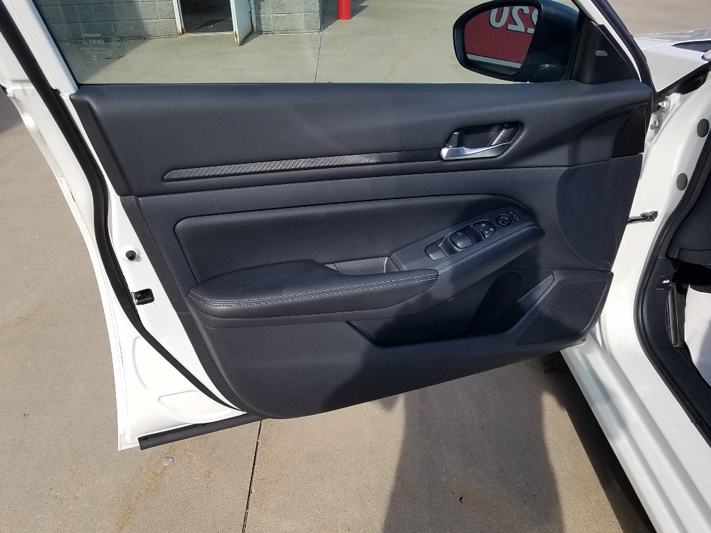 Used 2025 Nissan Altima SV with VIN 1N4BL4DV0SN380742 for sale in Kansas City
