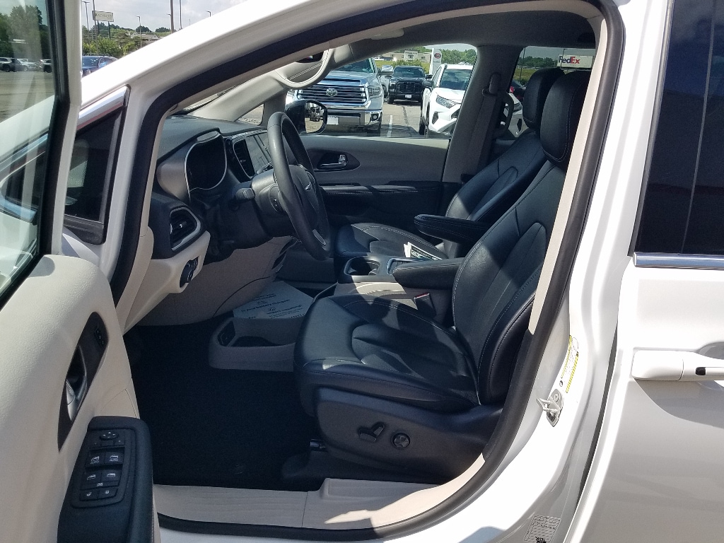 2024 Chrysler Pacifica Touring L - Photo 3
