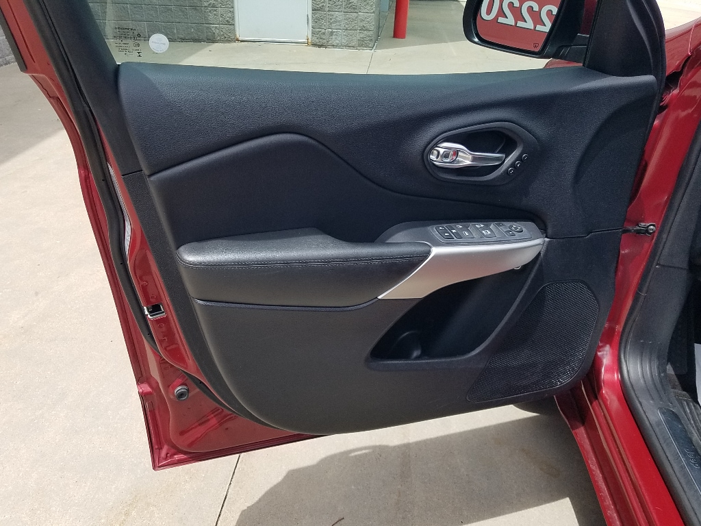 Used 2017 Jeep Cherokee Overland with VIN 1C4PJMJS9HW516031 for sale in Kansas City