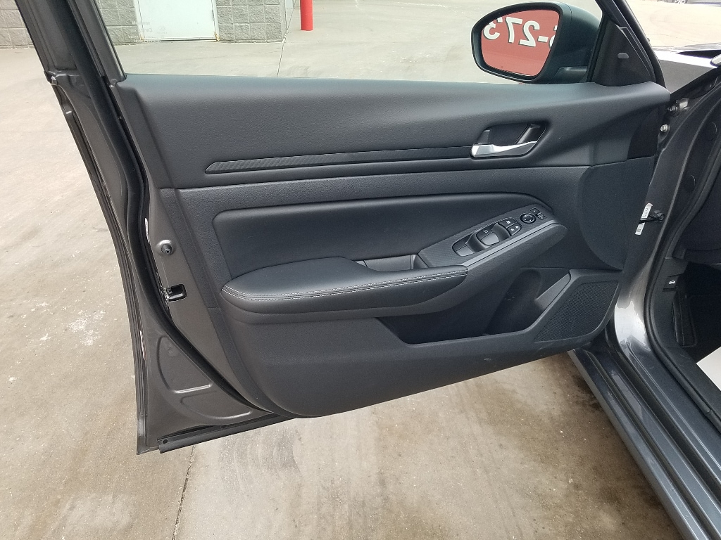 Used 2025 Nissan Altima SV with VIN 1N4BL4DV7SN341243 for sale in Kansas City