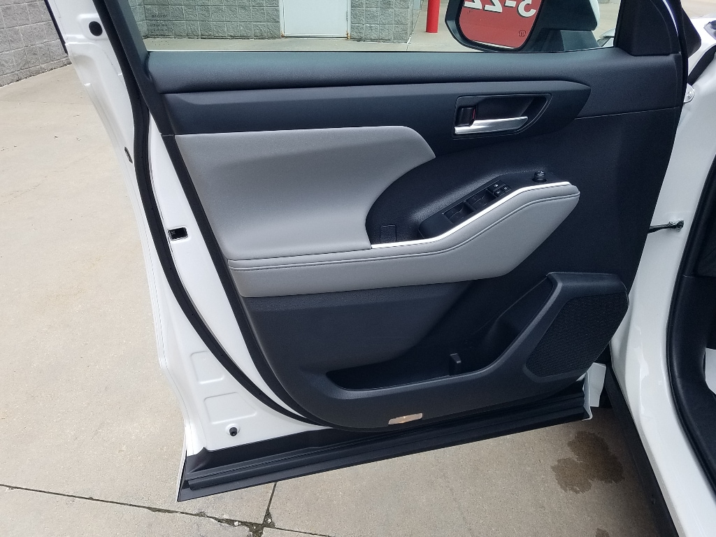 Used 2023 Toyota Highlander XLE with VIN 5TDKDRBH4PS011854 for sale in Kansas City