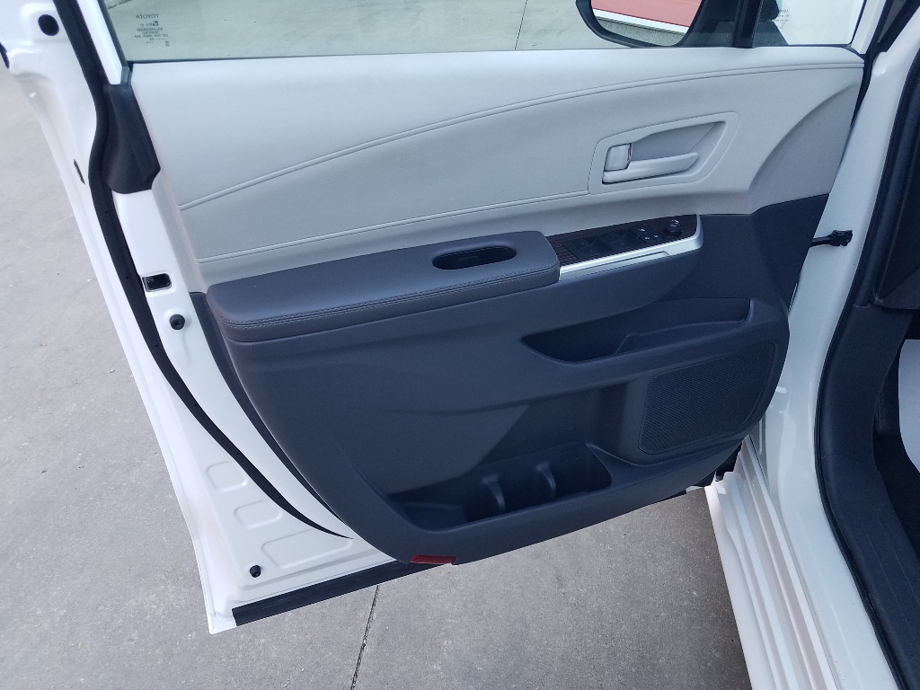 Used 2024 Toyota Sienna LE with VIN 5TDKRKEC8RS202981 for sale in Kansas City