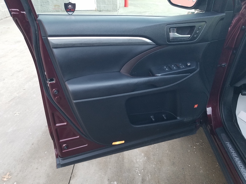 Used 2019 Toyota Highlander Limited with VIN 5TDDZRFH3KS975259 for sale in Kansas City