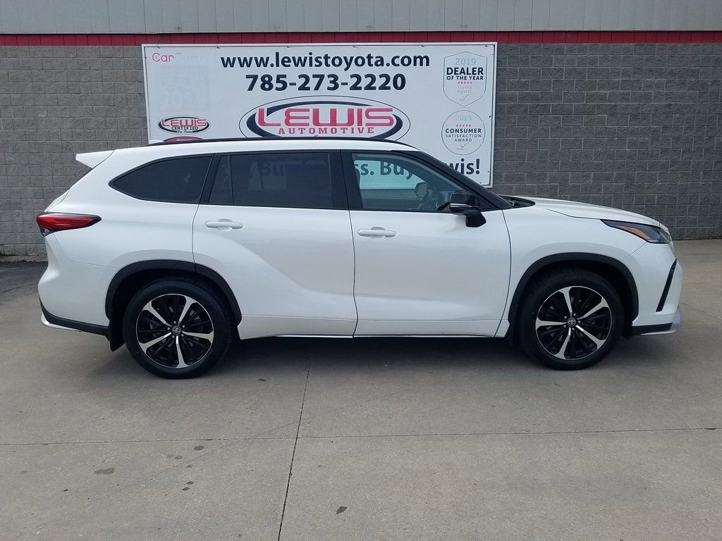 Used 2022 Toyota Highlander XSE with VIN 5TDLZRBH4NS218747 for sale in Kansas City