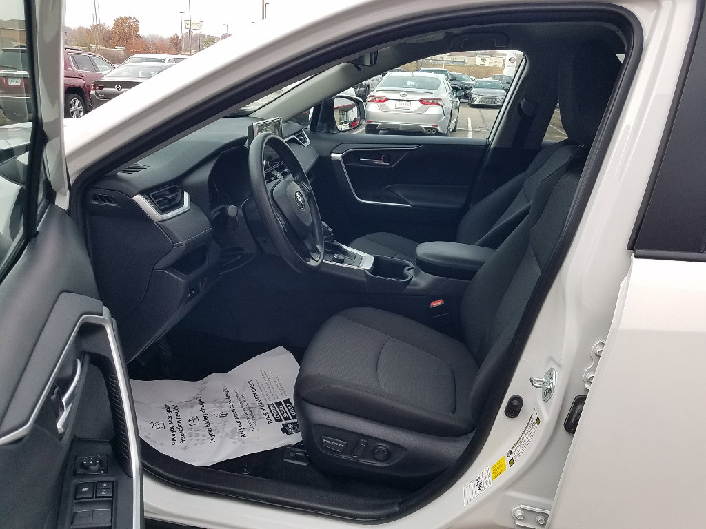 Certified 2025 Toyota RAV4 XLE with VIN 2T3RWRFV5SW266450 for sale in Kansas City