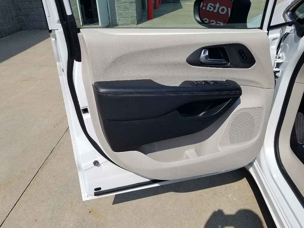 Used 2023 Chrysler Pacifica Touring L with VIN 2C4RC1BG3PR597319 for sale in Kansas City