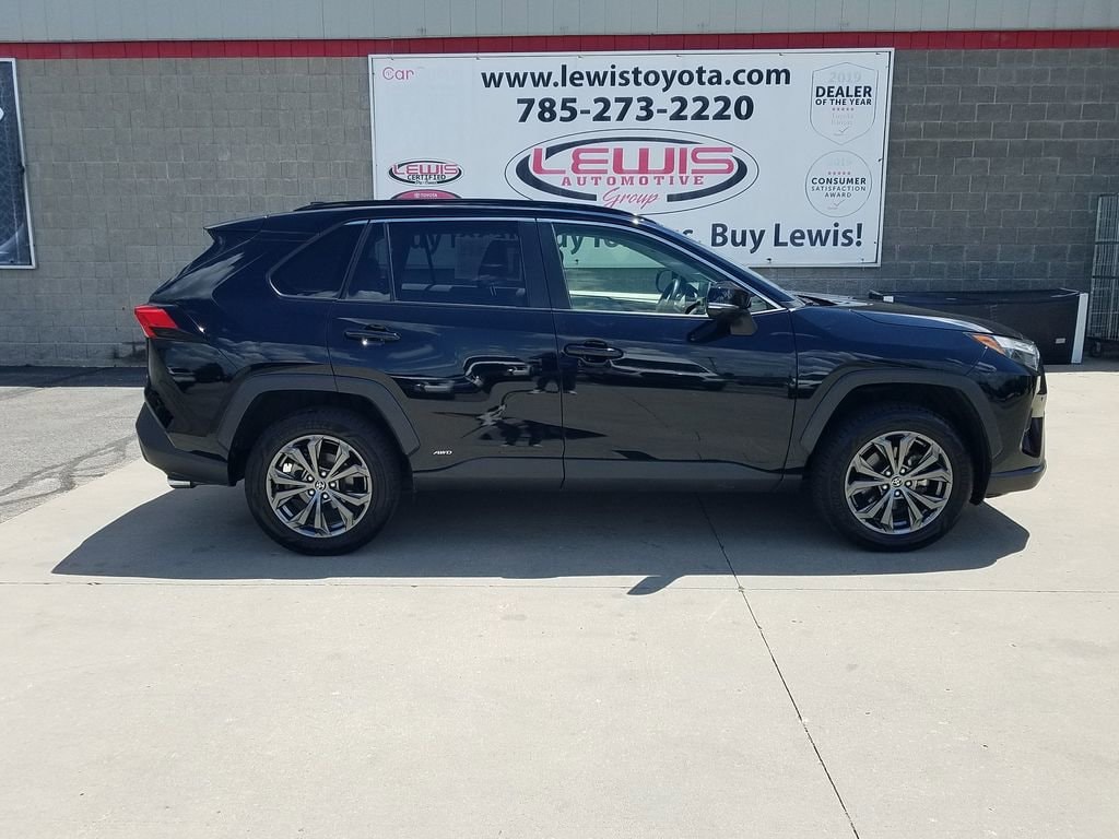 Used 2022 Toyota RAV4 XLE Premium with VIN JTMB6RFV8ND075737 for sale in Kansas City