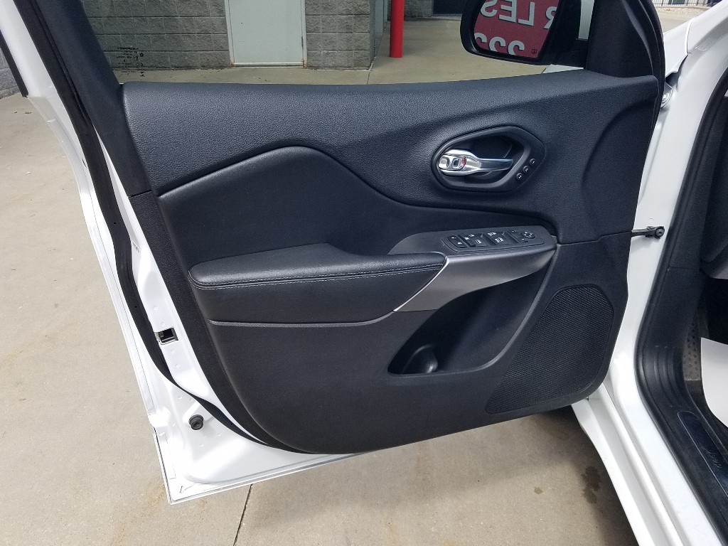 Used 2019 Jeep Cherokee Overland with VIN 1C4PJMJNXKD174263 for sale in Kansas City