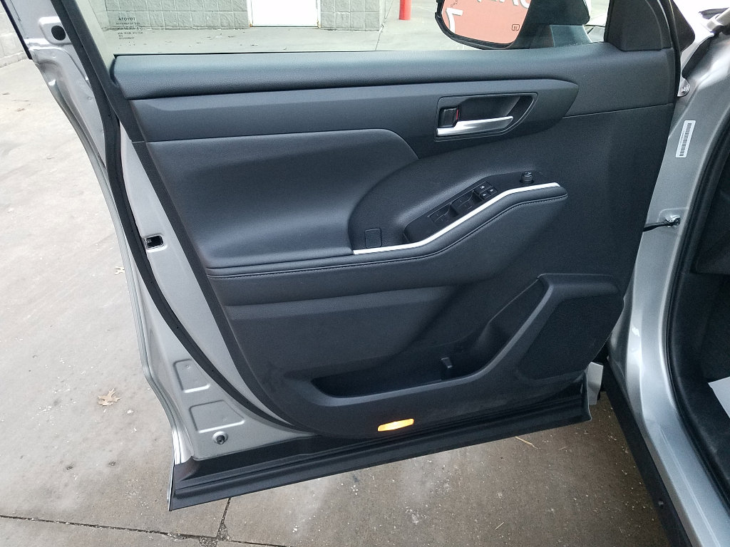 Used 2024 Toyota Highlander XSE with VIN 5TDKDRBH0RS531522 for sale in Kansas City