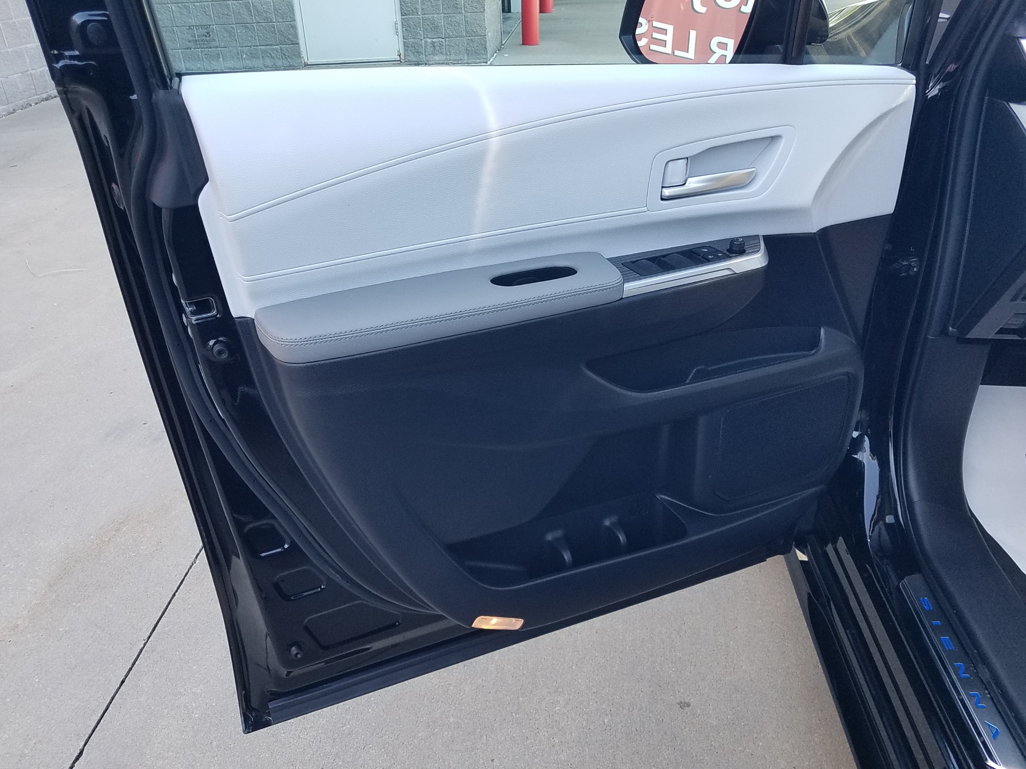 Used 2026 Toyota Sienna XLE with VIN 5TDYRKEC1TS336958 for sale in Kansas City