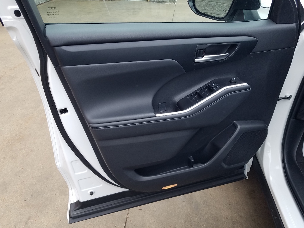 Certified 2025 Toyota Highlander XSE with VIN 5TDKDRBH9SS583172 for sale in Kansas City