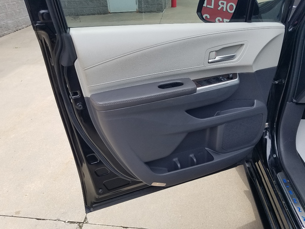 Used 2023 Toyota Sienna XLE with VIN 5TDYRKEC5PS136932 for sale in Kansas City