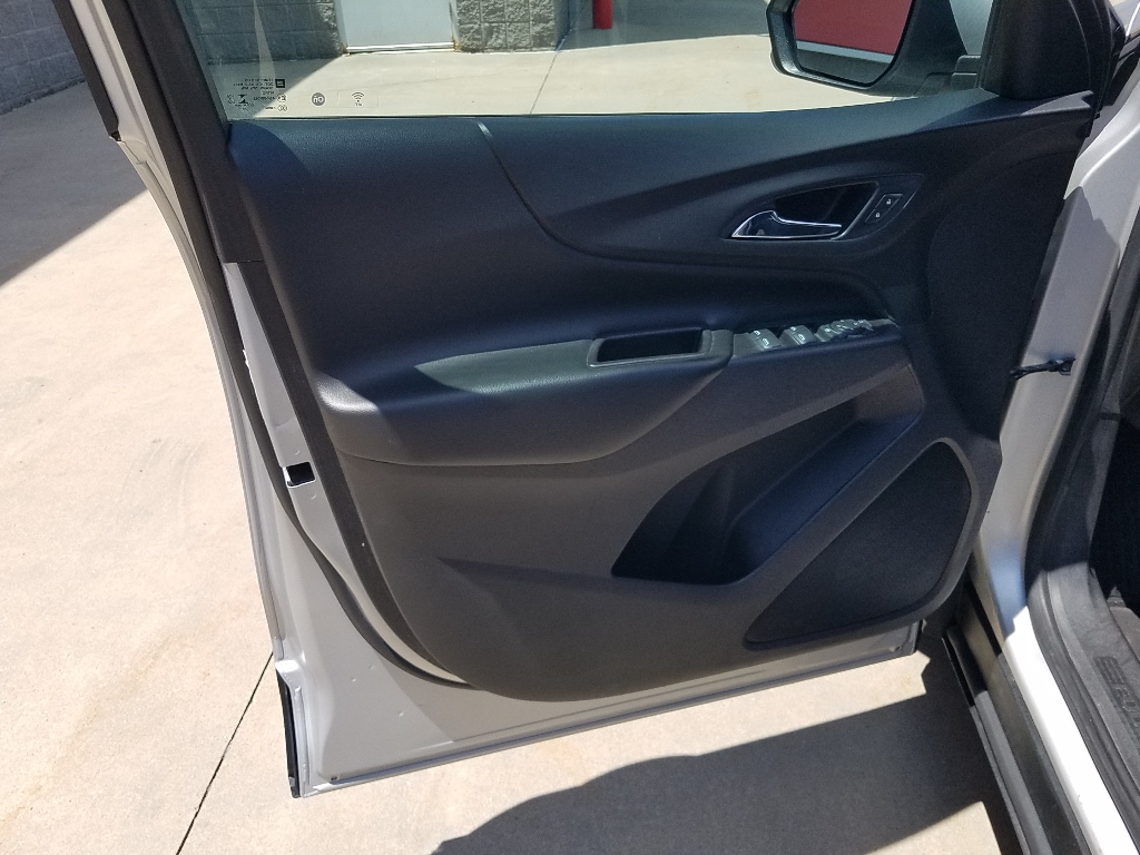 Used 2021 Chevrolet Equinox LT with VIN 2GNAXUEV1M6130210 for sale in Kansas City