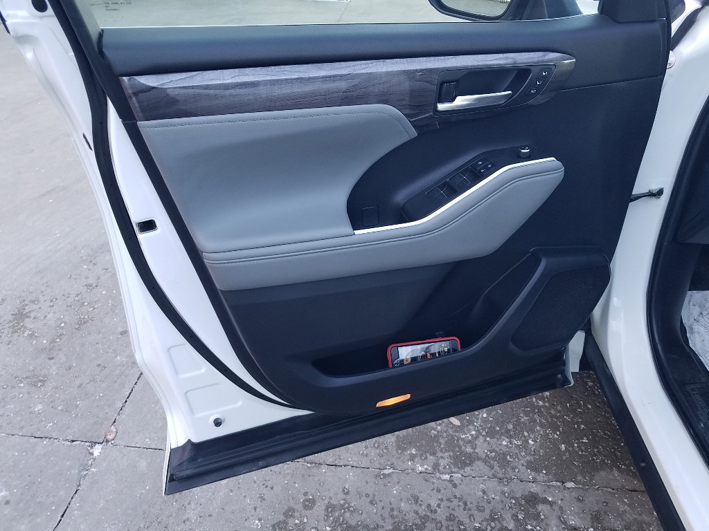 Used 2022 Toyota Highlander Limited with VIN 5TDDZRBH5NS251731 for sale in Kansas City