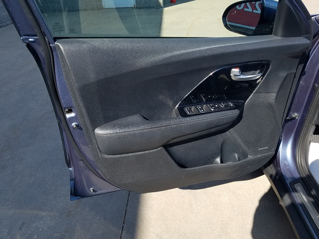 Used 2020 Kia Niro EX Premium with VIN KNDCE3LC8L5370979 for sale in Kansas City