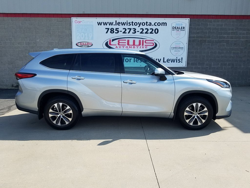 Used 2021 Toyota Highlander XLE with VIN 5TDGZRBH1MS096347 for sale in Topeka, KS