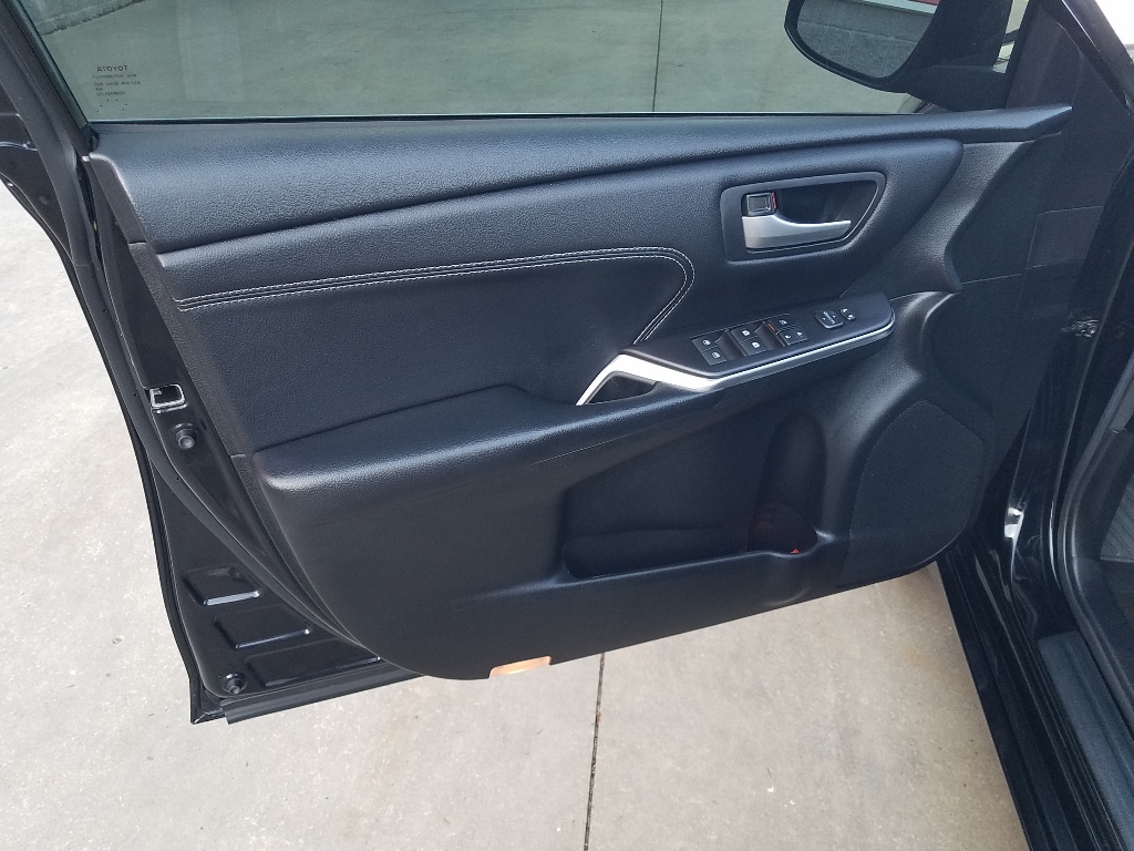 Used 2017 Toyota Camry XLE Hybrid with VIN 4T1BD1FK5HU214218 for sale in Kansas City