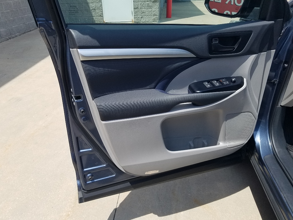 Used 2019 Toyota Highlander LE with VIN 5TDZARFH1KS059919 for sale in Kansas City