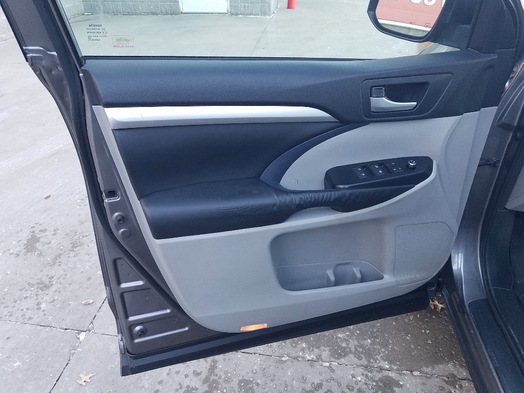 Used 2016 Toyota Highlander XLE with VIN 5TDJKRFH2GS295934 for sale in Kansas City