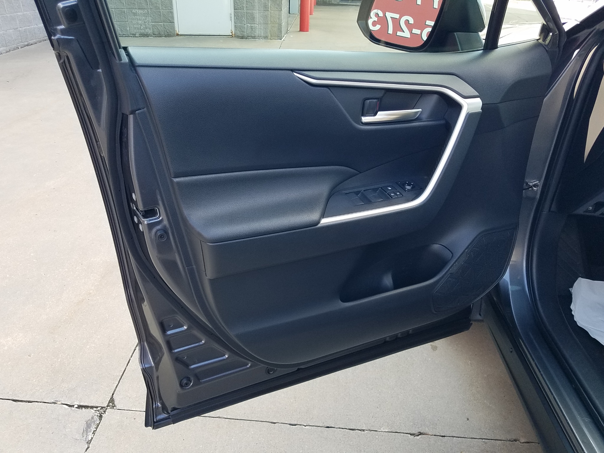 Used 2019 Toyota RAV4 XLE with VIN JTMRWRFV0KD011069 for sale in Kansas City