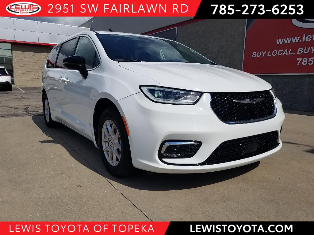 2024 Chrysler Pacifica Touring L's photo