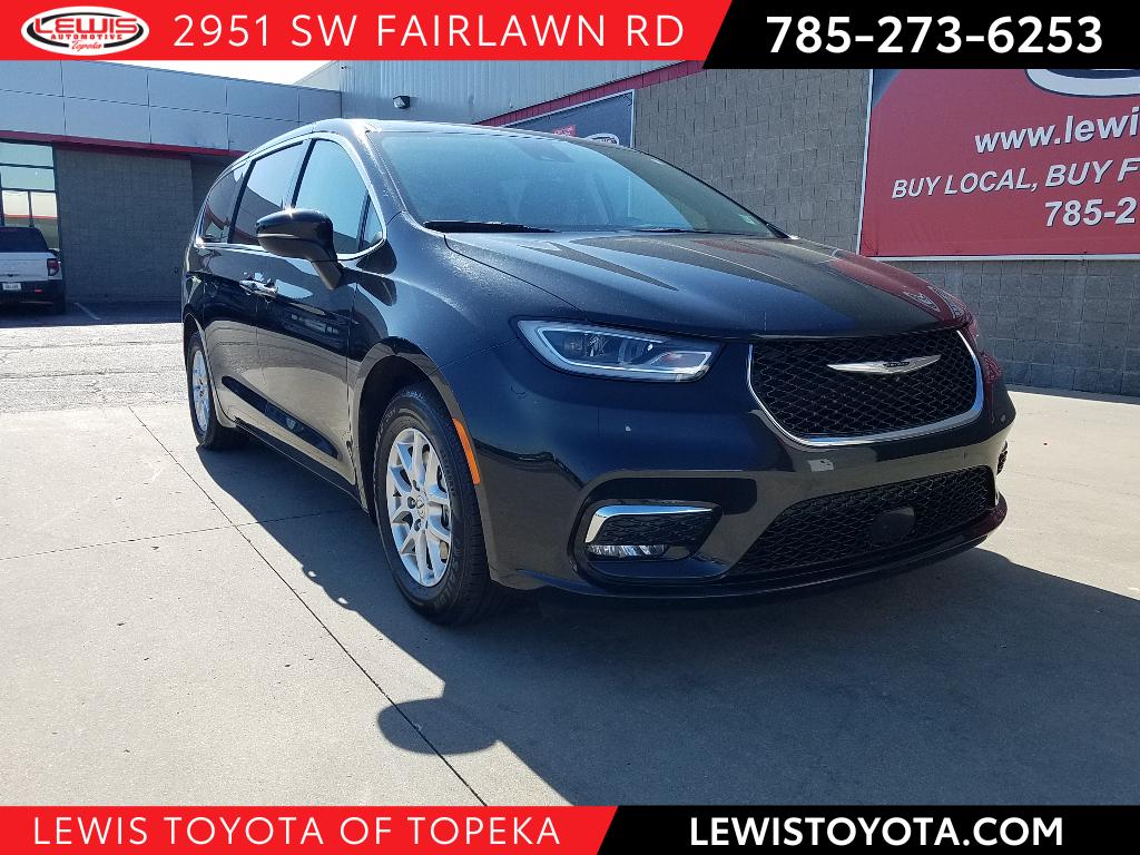 2023 Chrysler Pacifica Touring L's photo