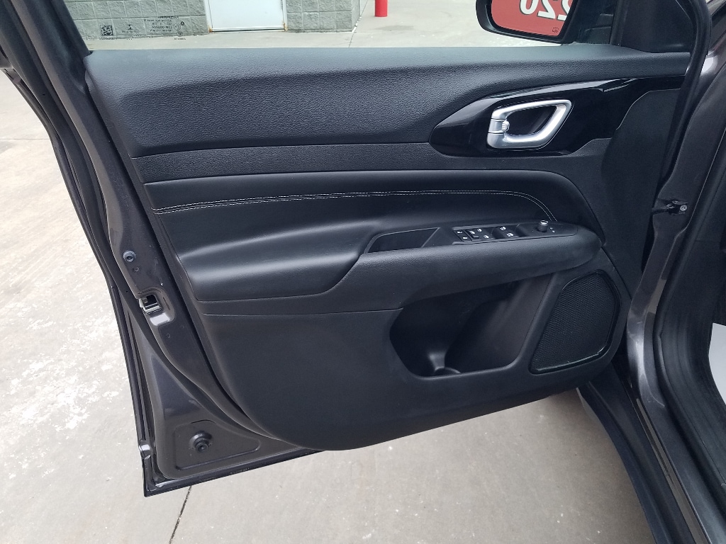 Used 2022 Jeep Compass Altitude with VIN 3C4NJDBB6NT177428 for sale in Kansas City