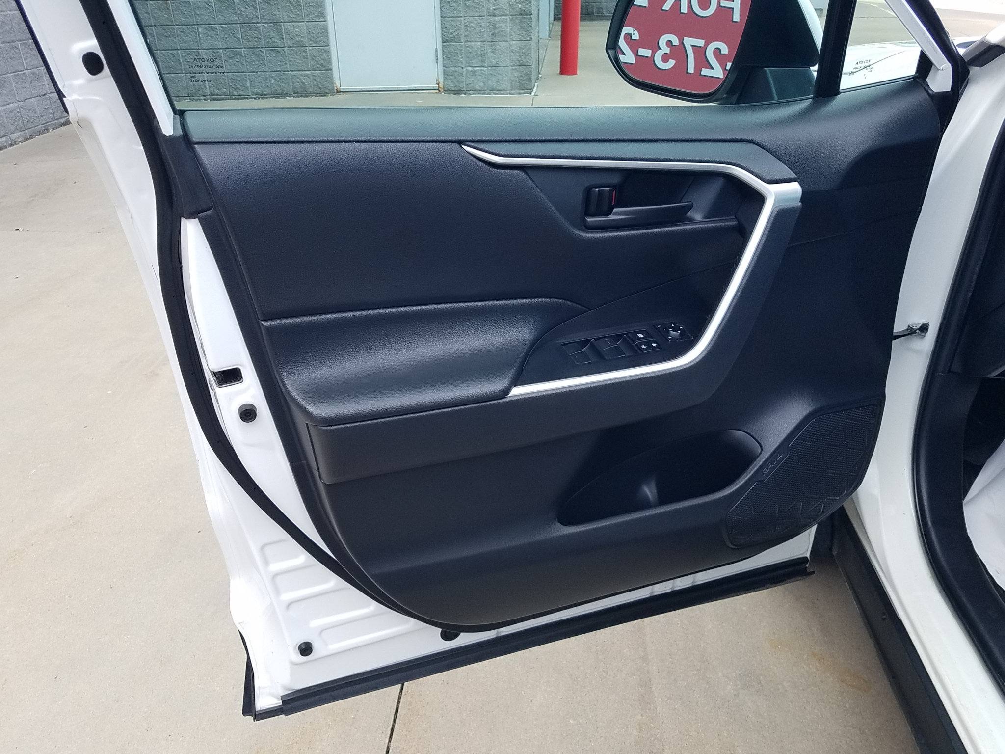 Used 2022 Toyota RAV4 LE with VIN 2T3G1RFVXNC261952 for sale in Kansas City