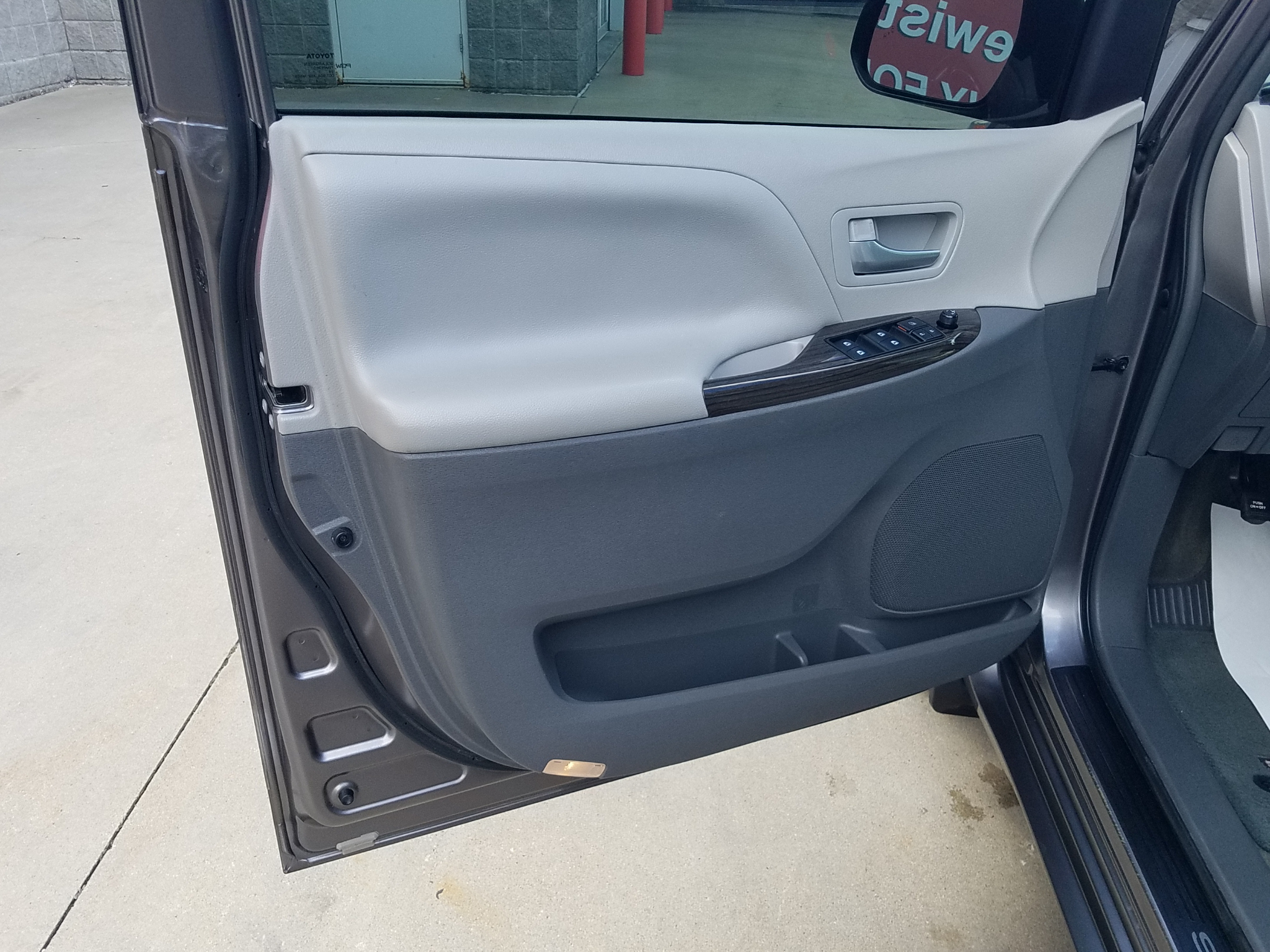 Used 2017 Toyota Sienna XLE Premium with VIN 5TDYZ3DC2HS870792 for sale in Kansas City