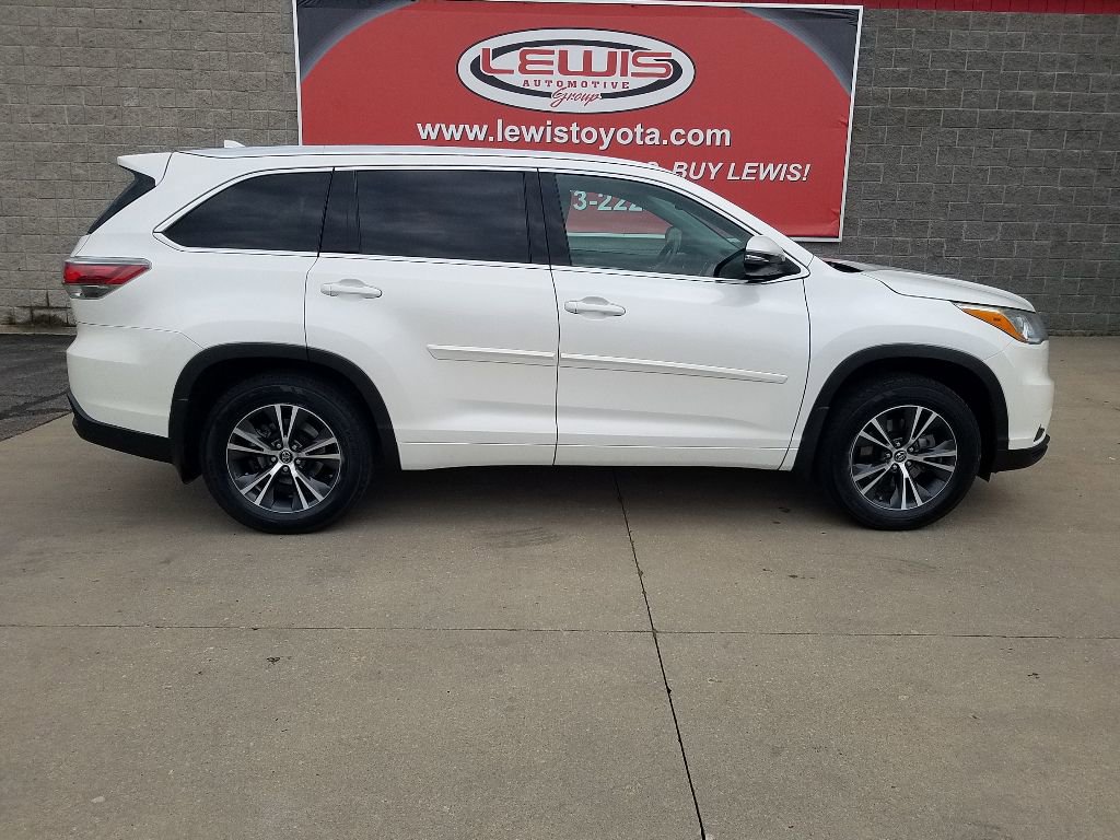Used 2016 Toyota Highlander XLE with VIN 5TDJKRFH1GS337655 for sale in Kansas City