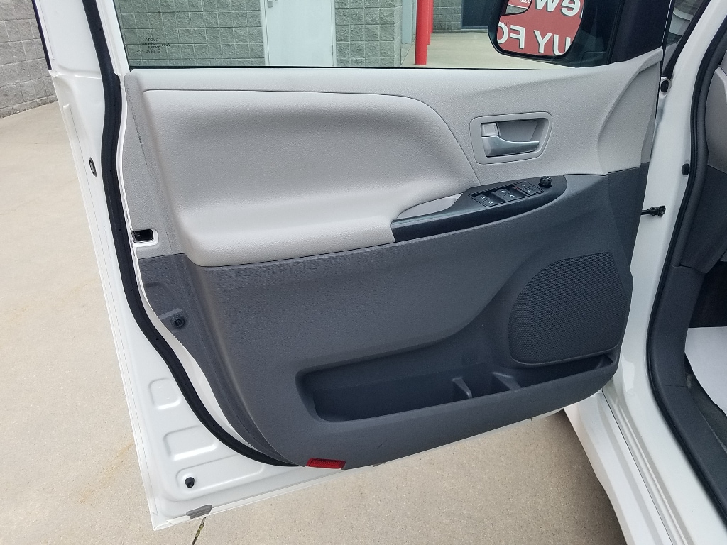 Used 2019 Toyota Sienna LE with VIN 5TDKZ3DC0KS011472 for sale in Kansas City