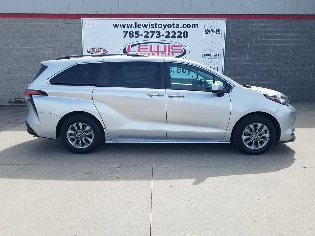 Certified 2022 Toyota Sienna XLE with VIN 5TDYRKEC0NS099821 for sale in Kansas City