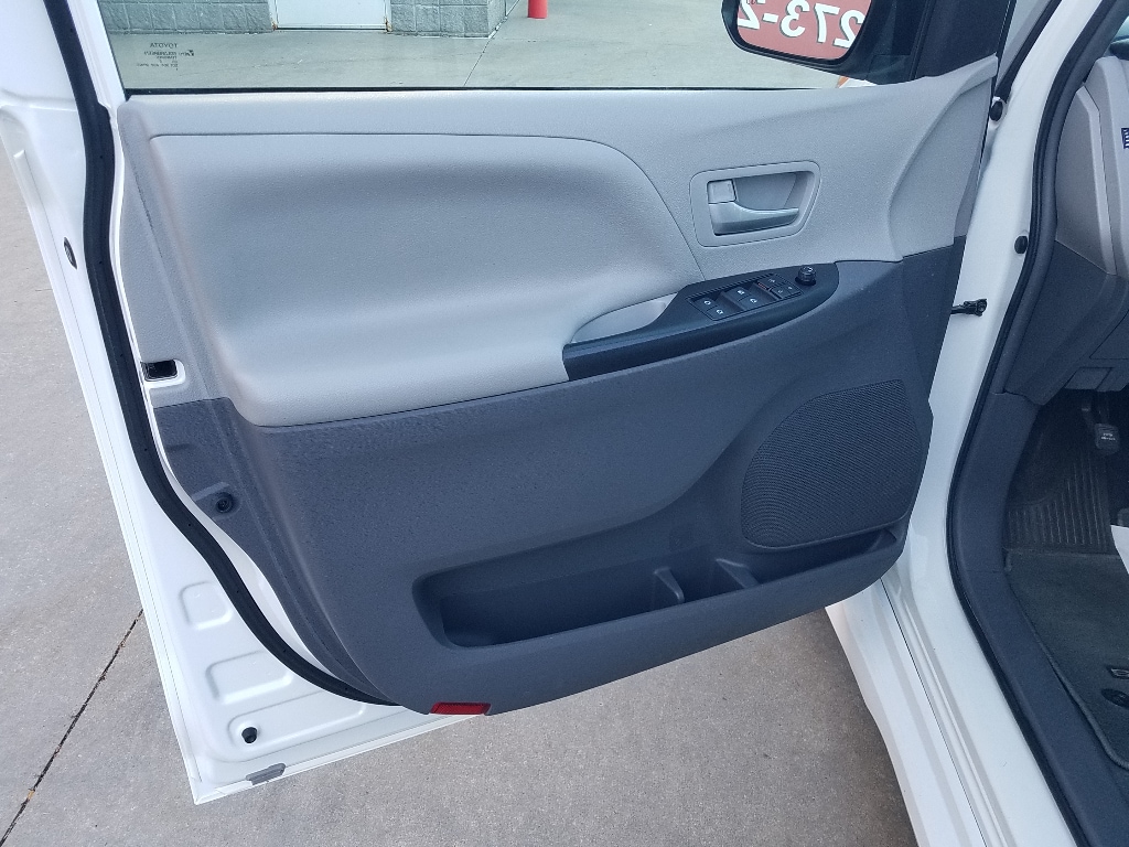 Used 2019 Toyota Sienna LE with VIN 5TDKZ3DC0KS011472 for sale in Kansas City