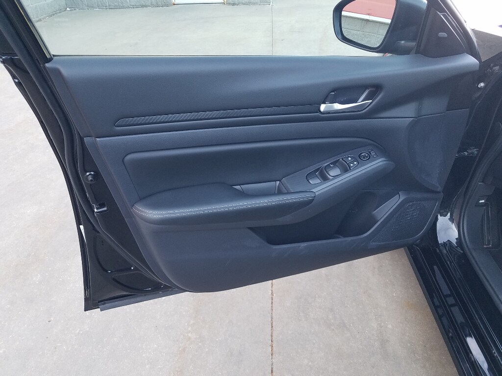 Used 2025 Nissan Altima SV with VIN 1N4BL4DW5SN384780 for sale in Kansas City