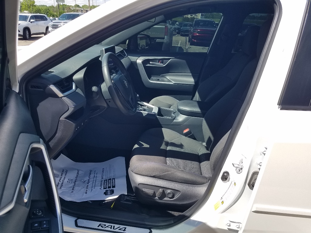 Used 2025 Toyota RAV4 SE with VIN 4T3T6RFV8SU178787 for sale in Kansas City