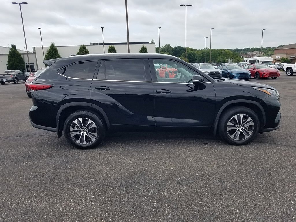 Used 2020 Toyota Highlander XLE with VIN 5TDGZRBH0LS505727 for sale in Kansas City