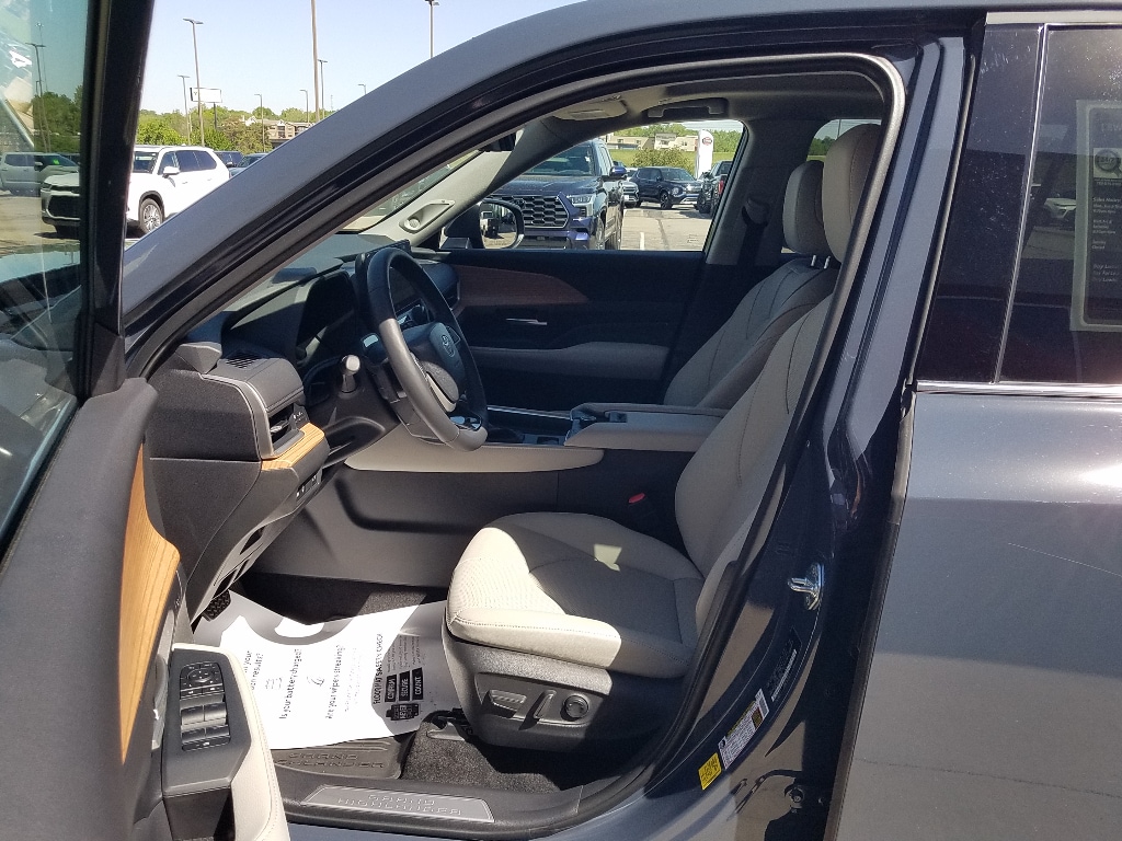Used 2026 Toyota Grand Highlander Platinum with VIN 5TDAAAB50TS106028 for sale in Kansas City