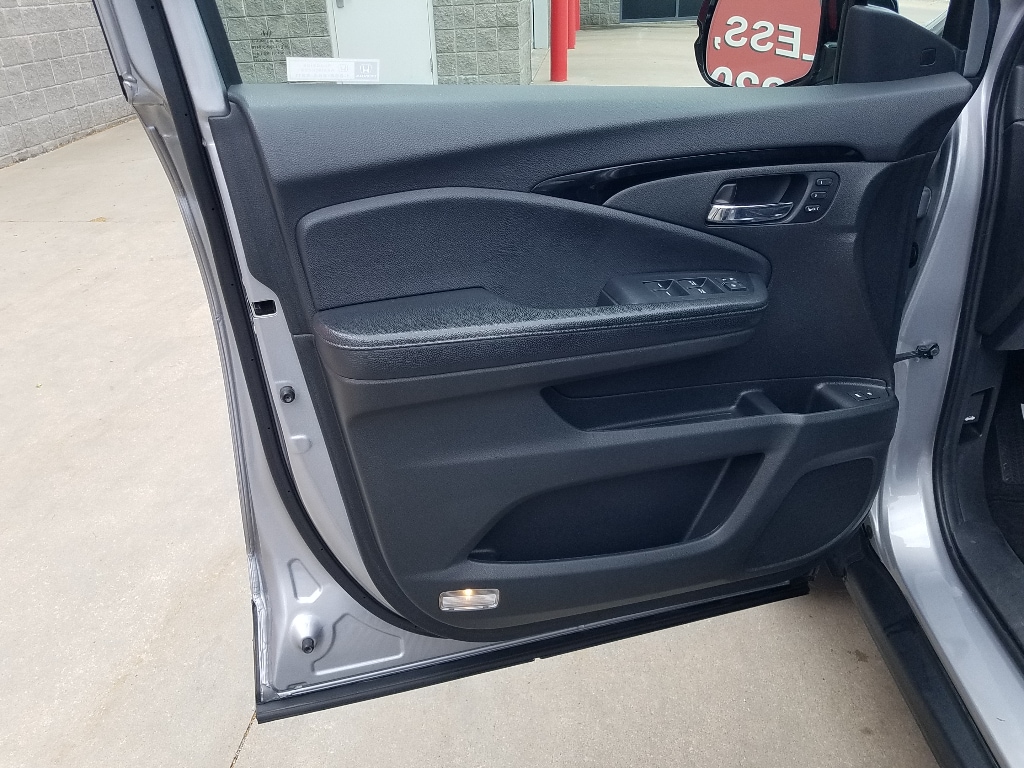 Used 2019 Honda Pilot Elite with VIN 5FNYF6H06KB059714 for sale in Kansas City