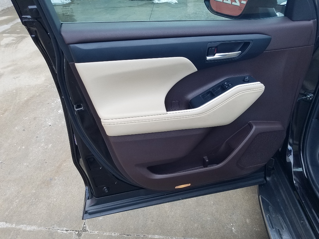 Certified 2022 Toyota Highlander XLE with VIN 5TDGZRAH2NS129794 for sale in Kansas City